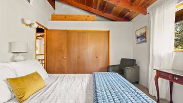 3 slaapkamers, een bureau, een strijkplank/strijkijzer, reisbedje