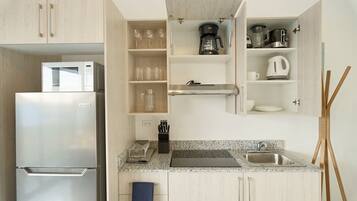 Kylskåp, mikrovågsugn, spishäll och kaffe- och tebryggare