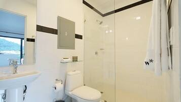 Chuveiro, secador de cabelo, toalhas de banho