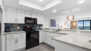 Private kitchen - Shoreline Oceanfront 11th Floor 3BR Condo (Myrtle Beach)
