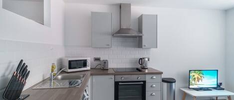 Réfrigérateur, micro-ondes, four, plaque de cuisson