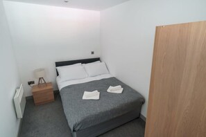 1 bedroom, iron/ironing board, WiFi, bed sheets - Contemporary 1BED Apartment in Central Blackburn (Blackburn)