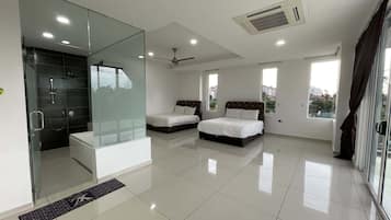 Family Bungalow, 5 Bedrooms, Pool Access | Meja, seterika/papan seterika, katil lipat simpan/tambahan 