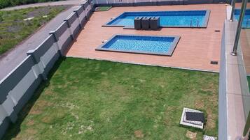 2 outdoor pools