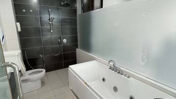 Familie bungalow, 5 slaapkamers, toegang tot zwembad | Badkamer | Een bidet, toiletpapier