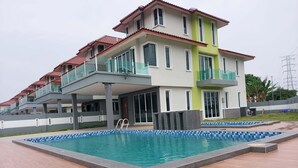 A modern multi-story house with a swimming pool and a covered patio area. - Alpine PD Taman Kiara 2 Homestay (Port Dickson)