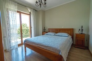 3 camere, una scrivania, insonorizzazione, ferro/asse da stiro