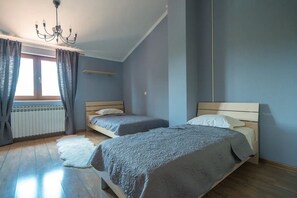 3 makuuhuonetta, työpöytä, äänieristys, silitysrauta/-lauta