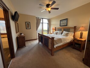 3 quartos, escrivaninha, ferros/tábuas de passar roupa