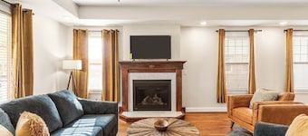 The Pioneer - Charming Home Walkable to Streetcar!