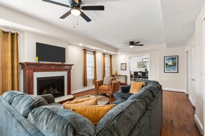 Smart-tv, eldstad och kontor