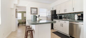Charming 3 BR FREE parking FREE WiFi 