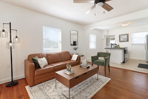 Living area - Charming 3 BR FREE parking FREE WiFi  (Boynton Beach)