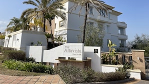 A modern two-story building with a sign reading "Real Altavista." - Loasis, Luxueux et Calme 2 Chambres au Bord du Golf de la Cala, vue Montagnes (Mijas)