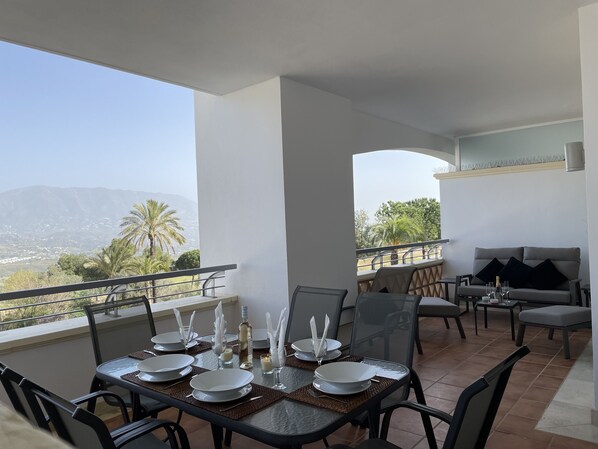 Outdoor dining - Loasis, Luxueux et Calme 2 Chambres au Bord du Golf de la Cala, vue Montagnes (Mijas)