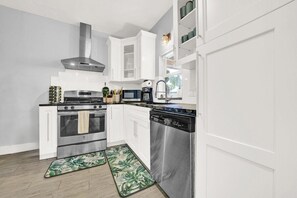 Fridge, microwave, oven, stovetop - 2-Cottage Downtown Oasis, Pool/Spa by PMI (Lake Worth)