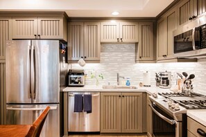 冷蔵庫、電子レンジ、オーブン、コンロ