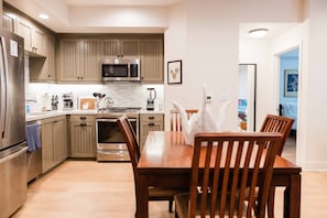 Réfrigérateur, four à micro-ondes, un four, surface de cuisson