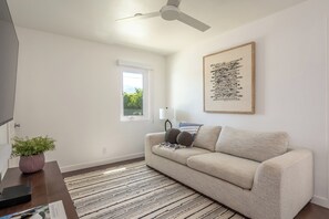 Smart TV, fireplace, offices - Stylish Mid-Century Home (Palm Springs)