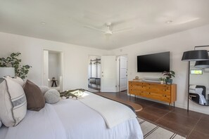 3 bedrooms, desk, iron/ironing board, travel crib
