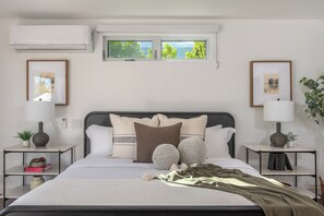 3 chambres, bureau, fer et planche à repasser, lit de bébé portatif