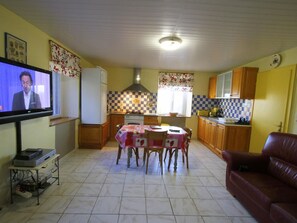Fernseher, Tischfußball, Tischtennisplatte