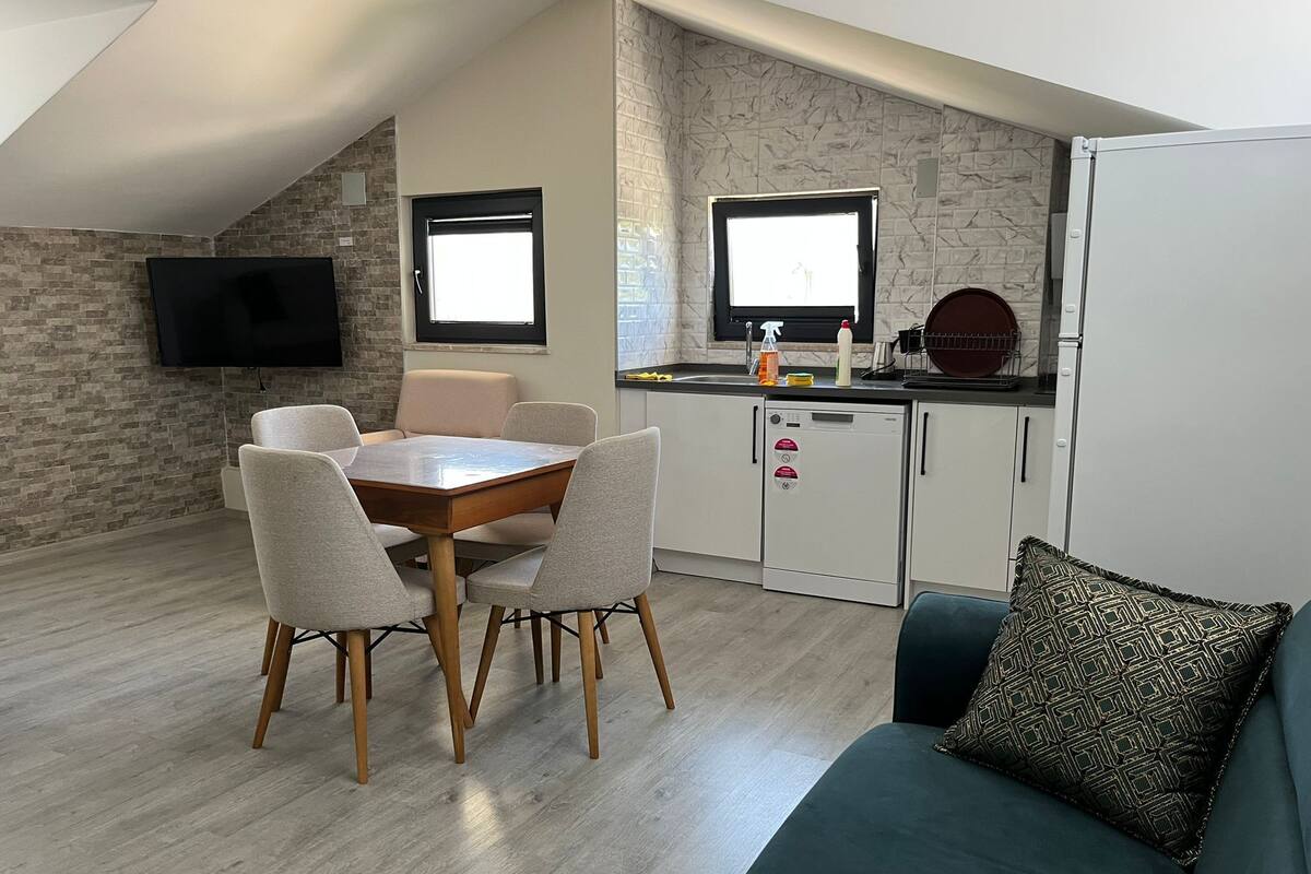 Penthouse, Nichtraucher, Bergblick | Wohnbereich | 43-Zoll-LED-Fernseher mit Satellitenempfang