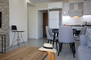 Appartement familial, 2 chambres | Aire de séjour | Téléviseur à DEL de 43 po avec télévision par satellite