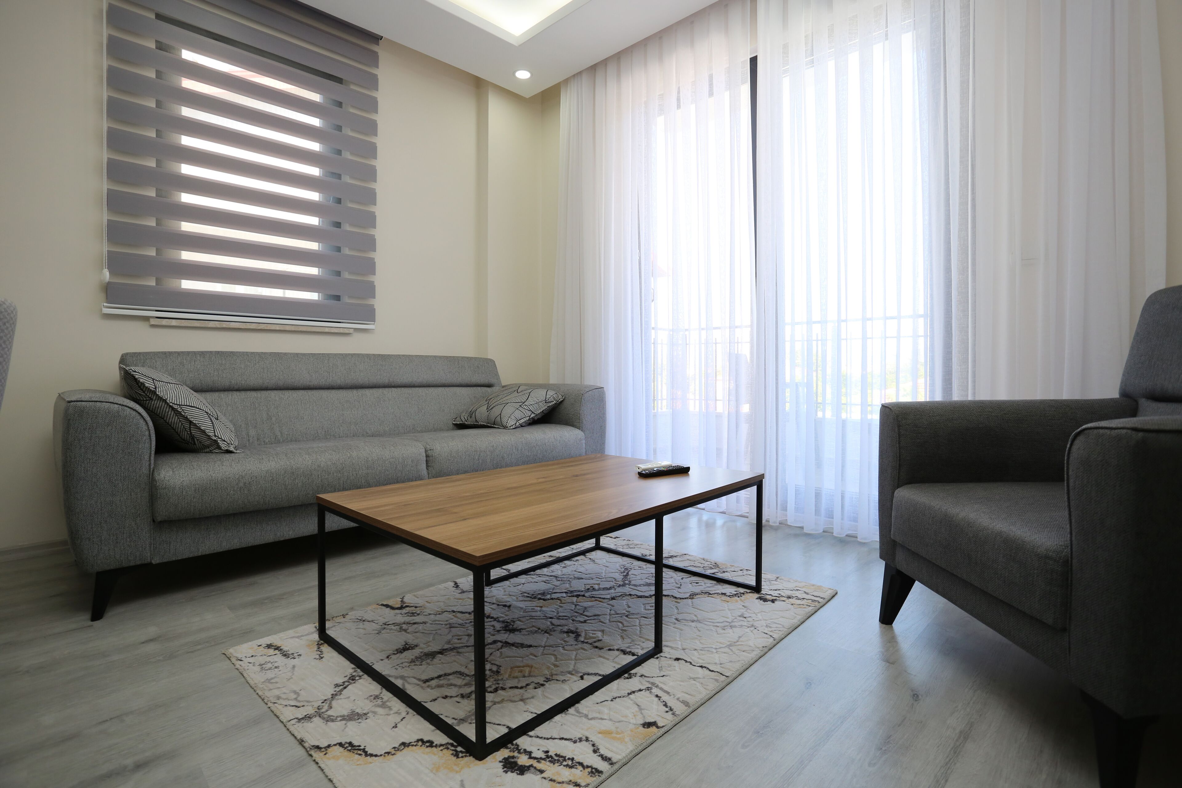 Apartamento familiar, 2 habitaciones | Zona de estar | Televisión LED de 43 pulgadas con canales por satélite