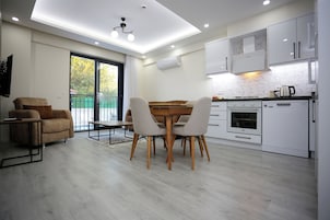 Refrigerador con freezer, placa de cocina, lavavajillas, arrocera
