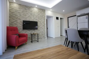 Appartement Standard, 1 chambre | Aire de séjour | Téléviseur à DEL de 43 po avec télévision par satellite