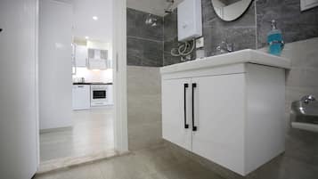 Standaard appartement, 1 slaapkamer | Badkamer | Een douche, een regendouche, een haardroger, pantoffels