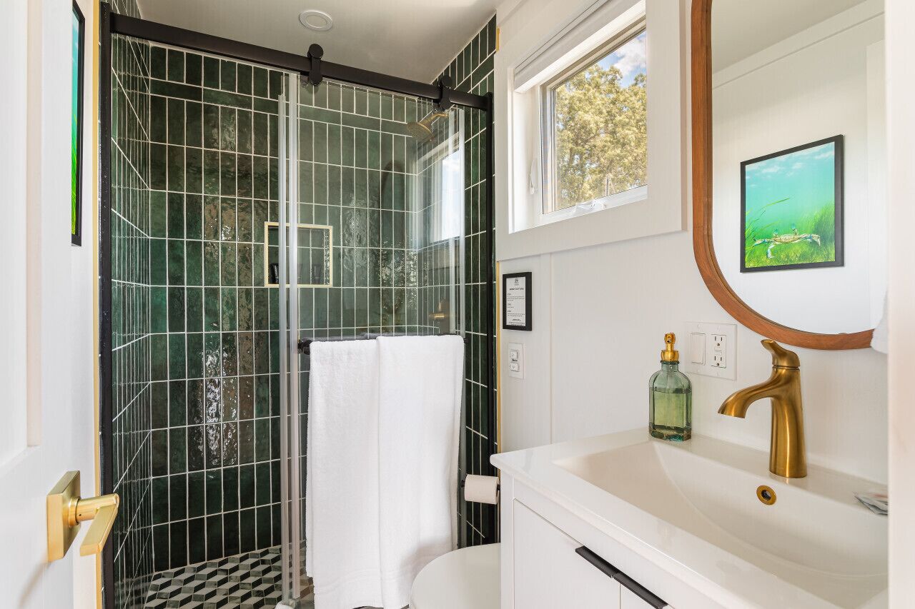 Een haardroger, handdoeken