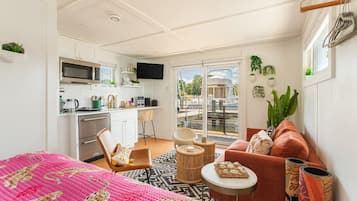 1 bedroom, desk, free WiFi, bed sheets