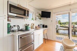 Refrigerador, microondas, cafetera/tetera, utensilios de cocina