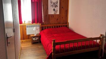 2 chambres, fer et planche Ă repasser