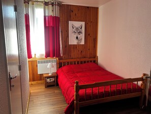 2 chambres, fer et planche à repasser