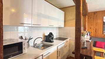 Réfrigérateur, micro-ondes, plaque de cuisson, cafetière/bouilloire