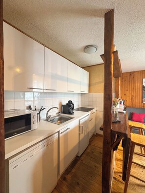 Fridge, microwave, stovetop, coffee/tea maker - Appartement au Pied des Pistes de ski de la Quillane (La llagonne)