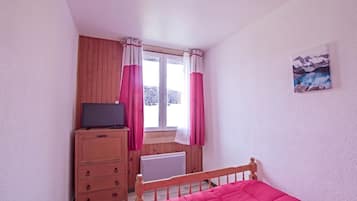 2 bedrooms, iron/ironing board