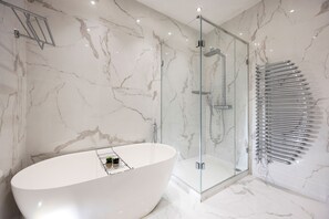 Bathtub, hair dryer, towels - Enchanting Light, by Veeve (London)