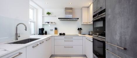 Kühlschrank, Mikrowelle, Ofen, Herdplatte