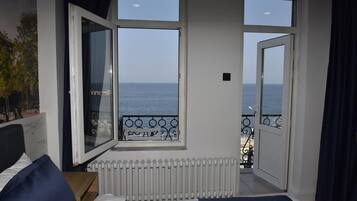 STANDARD SEA VIEW ROOM | Desk, free WiFi