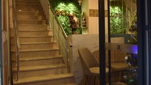 A staircase leading to a second floor with a sign indicating an exit. - Bella Otel Mudanya  (Mudanya)