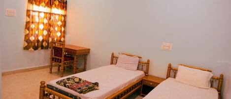 Deluxe kamer, 1 twee- of 2 eenpersoonsbedden | Een laptopwerkplek, beddengoed