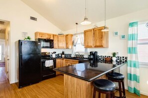 Fridge, microwave, oven, stovetop - Ocean Pearl - Ultimate Beach & Boat Watch Escape! (Surfside Beach)