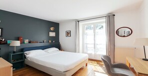 3 bedrooms, desk, iron/ironing board, free WiFi - STEP INTO: WHERE CONTEMPORARY ELEGANCE MEETS HOMELY COMFORT- RUE SAINT DOMINIQUE (Paris)