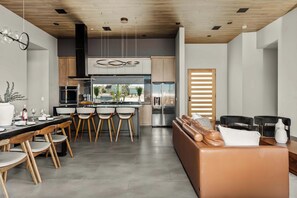 Dining - PoolSpa-MiniGolf-YogaDeck-EVCharger (Joshua Tree)