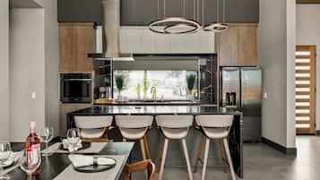 Kjøleskap, mikrobølgeovn, ovn og kokeplater