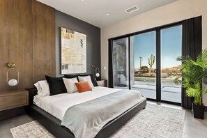 4 habitaciones, escritorio y tabla de planchar con plancha